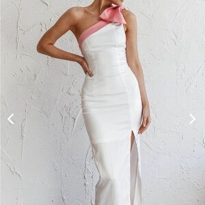 Selfie Leslie 	Sweetest Thing One-Shoulder Bow Maxi Dress White × 1